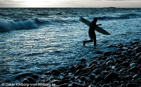 Surfing på Torö i november. Foto: Oskar Kihlborg