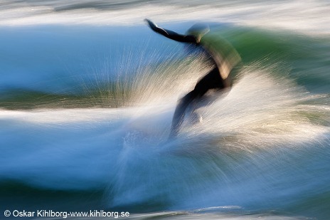 Surfing på Torö i november. Foto: Oskar Kihlborg