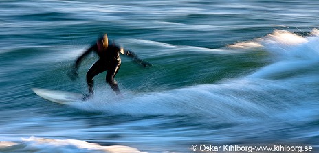 Surfing på Torö i november. Foto: Oskar Kihlborg