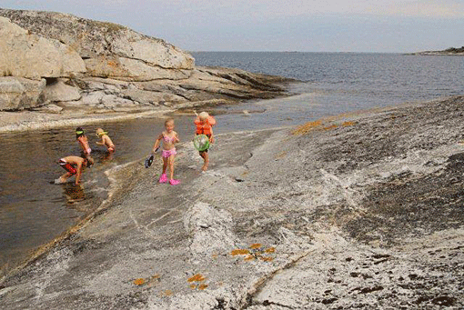 Barnen leker i land. Foto: Adrienne Martin-Löf