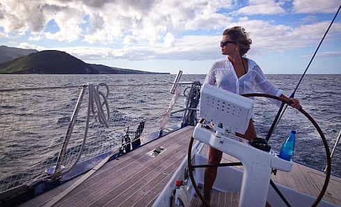 Lisa på havet seglande en Swan 80