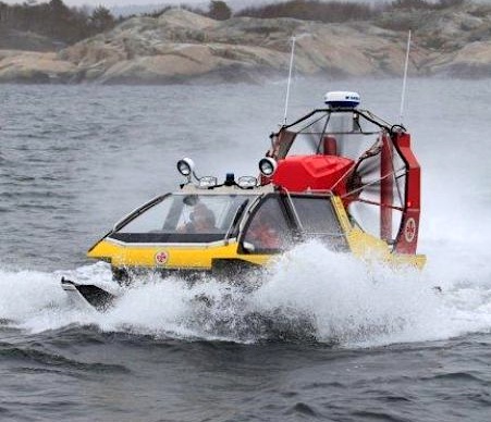 Sjöräddningen kör hydrokopter.