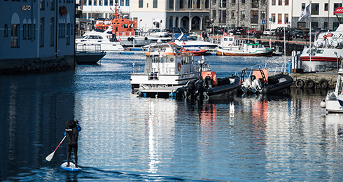 Kvällspromenad - paddlar genom Norges Venedig. Foto: Oscar Morin