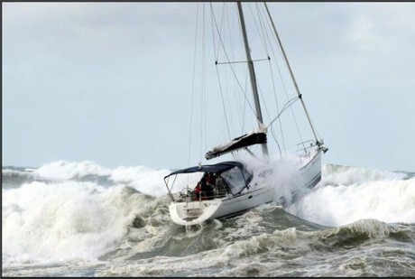 Storm med segelbåt.