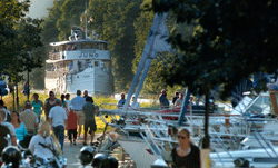 Folkvimmel vid Göta kanal Foto: Göta Kanalbolaget