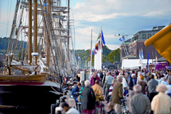 Folkvimmel i hamnen. Foto: Patrik Leonardsson